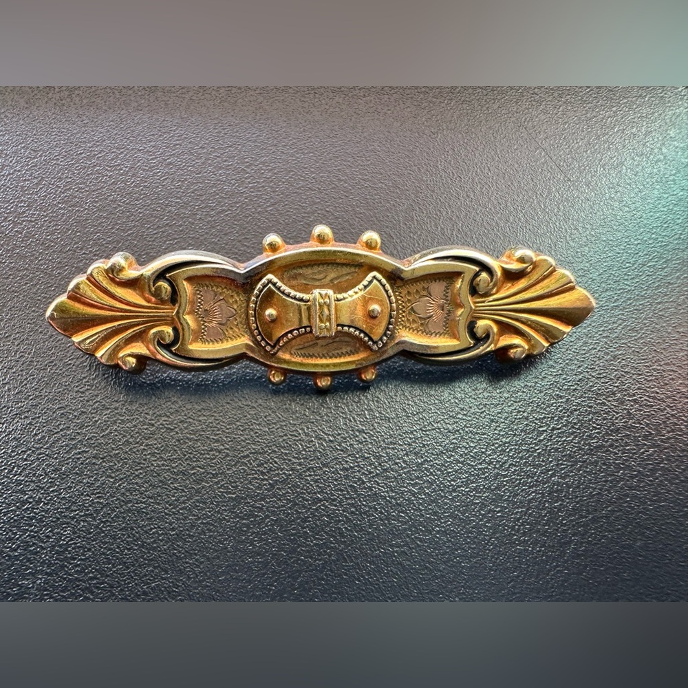 VINTAGE 1940s GOLD FILLED HAYWARD VICTORIAN BAR  ENGRAVED DESIGN BROOCH